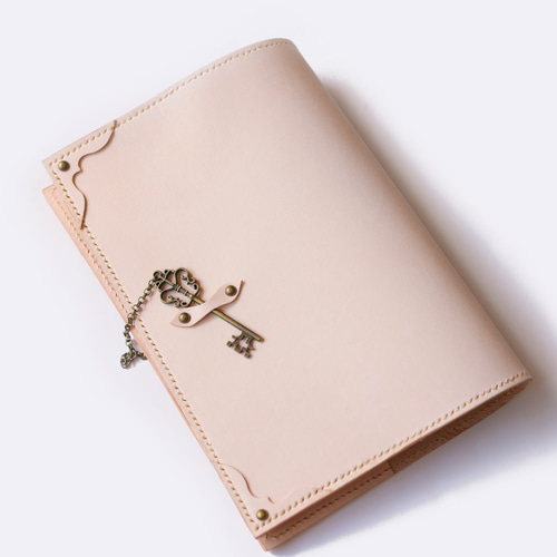 本革ブックカバー アンティークの鍵がポイントのチェーン留め仕様本革