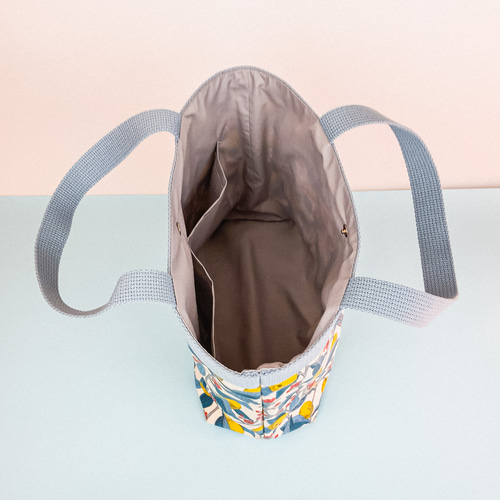 爽やか】リバティ トートバッグ 少し大きめ ラミネート加工 トート