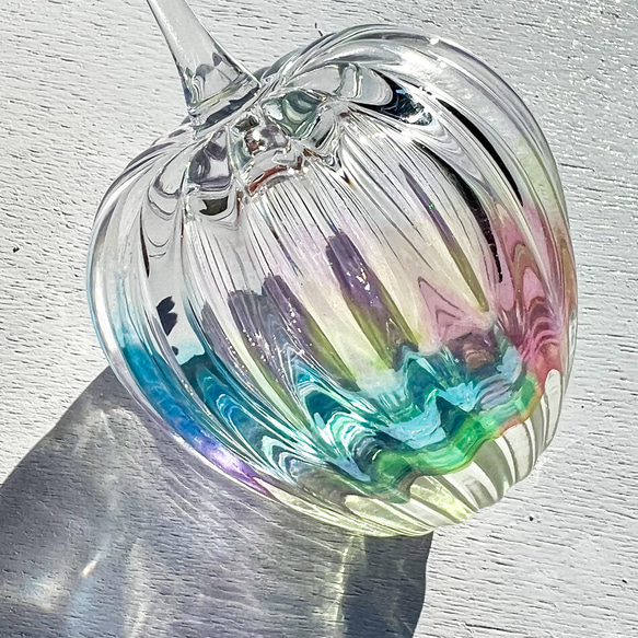 【ガラスのりんご】 虹色に映る  1点  吹きガラス 5枚目の画像