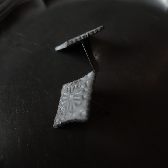 Junclay“Ellora”輕質陶瓷灰白色防過敏金屬陶瓷耳環印度 第4張的照片