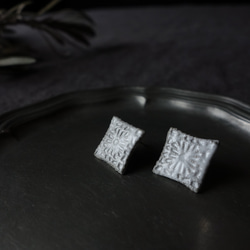 Junclay“Ellora”輕質陶瓷灰白色防過敏金屬陶瓷耳環印度 第2張的照片