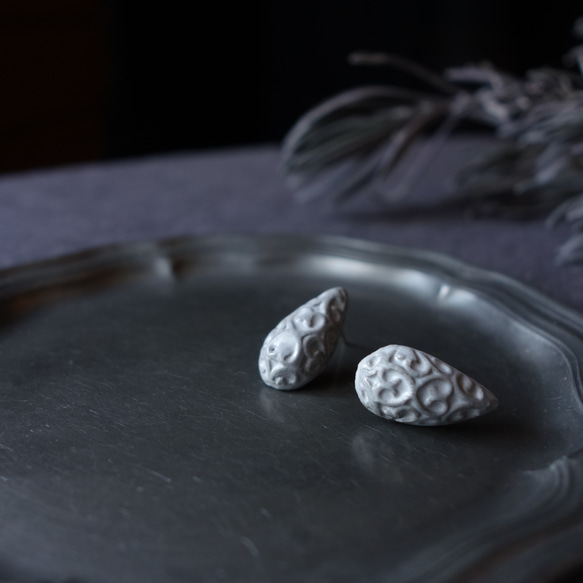 Junclay“阿拉伯式花紋”輕質陶瓷灰白色防過敏金屬瓷耳環 第1張的照片