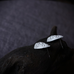 Junclay“阿拉伯式花紋”輕質陶瓷灰白色防過敏金屬瓷耳環 第4張的照片