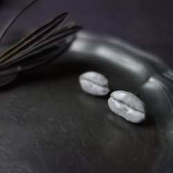 Junclay“咖啡時間”輕質陶瓷灰白色金屬過敏陶瓷耳環咖啡豆 第1張的照片