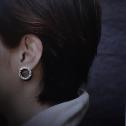 Junclay“hope Hoop”輕質陶瓷白色防過敏金屬瓷質穿孔耳環 第7張的照片