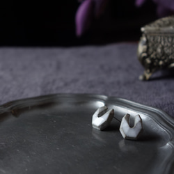 Junclay 馬蹄形 M 輕質陶瓷防過敏白色陶瓷耳環祝你好運成功 第1張的照片