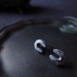 Junclay 馬蹄形 M 輕質陶瓷防過敏白色陶瓷耳環祝你好運成功 第3張的照片