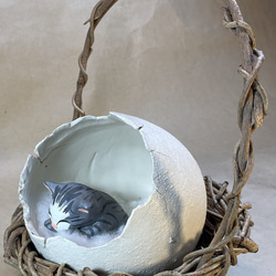 陶器で作った「たまごの中のおねむの子ネコちゃん」 6枚目の画像