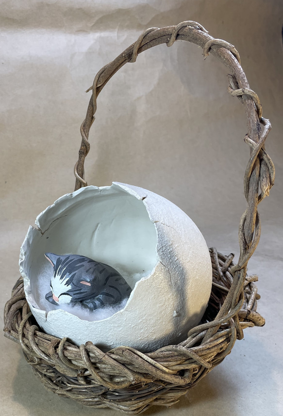 陶器で作った「たまごの中のおねむの子ネコちゃん」 6枚目の画像