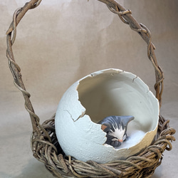 陶器で作った「たまごの中のおねむの子ネコちゃん」 5枚目の画像