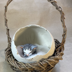 陶器で作った「たまごの中のおねむの子ネコちゃん」 2枚目の画像
