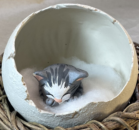 陶器で作った「たまごの中のおねむの子ネコちゃん」 3枚目の画像