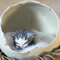 陶器で作った「たまごの中のおねむの子ネコちゃん」 4枚目の画像
