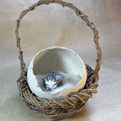 陶器で作った「たまごの中のおねむの子ネコちゃん」 1枚目の画像