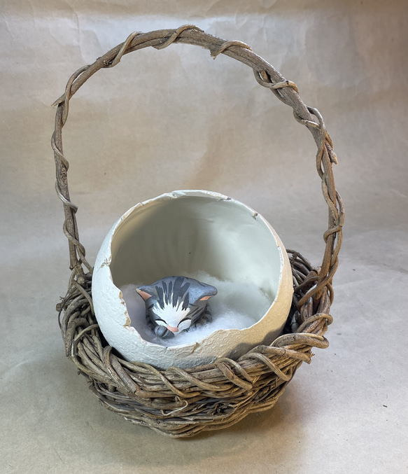 陶器で作った「たまごの中のおねむの子ネコちゃん」 1枚目の画像