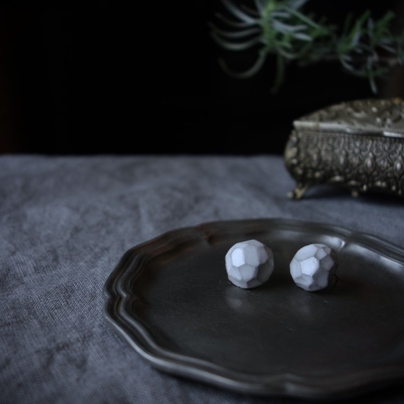 Junclay“Solid L”輕質陶瓷灰白色防過敏金屬陶瓷耳環 第1張的照片
