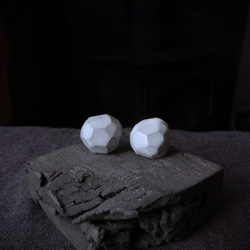 Junclay“Solid L”輕質陶瓷灰白色防過敏金屬陶瓷耳環 第5張的照片