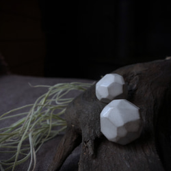 Junclay“Solid L”輕質陶瓷灰白色防過敏金屬陶瓷耳環 第3張的照片