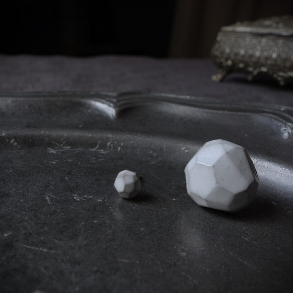 Junclay“Solid L”輕質陶瓷灰白色防過敏金屬陶瓷耳環 第10張的照片