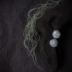 Junclay“Solid L”輕質陶瓷灰白色防過敏金屬陶瓷耳環 第2張的照片