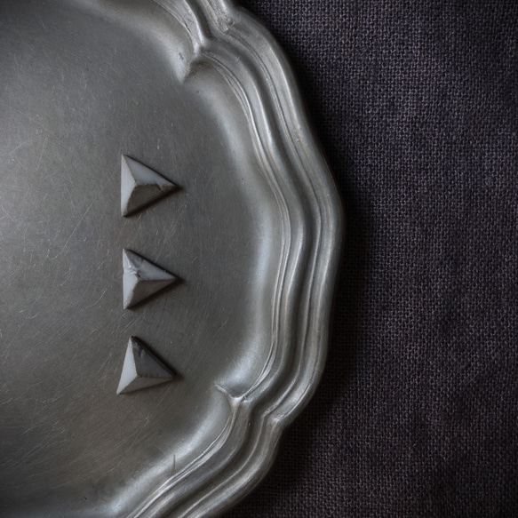 Junclay“Tri Pyramid S”輕質陶瓷灰白色防過敏金屬陶瓷耳環 第4張的照片