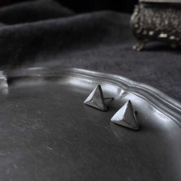 Junclay“Tri Pyramid S”輕質陶瓷灰白色防過敏金屬陶瓷耳環 第1張的照片