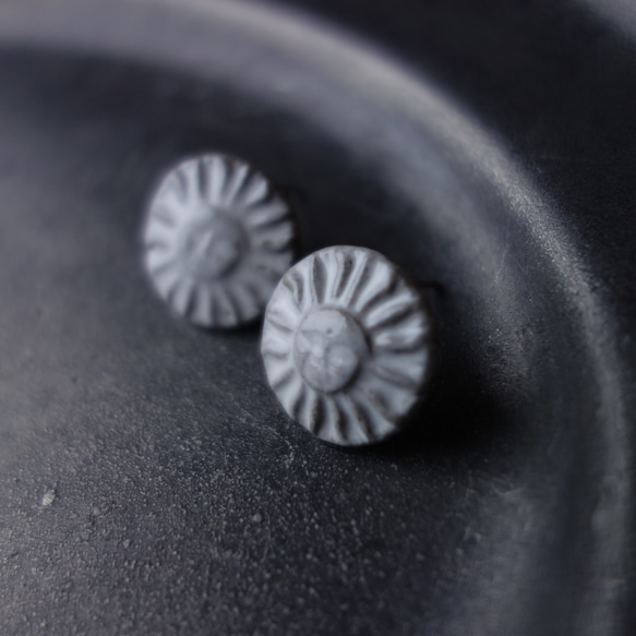 Junclay“太陽”輕質陶瓷灰白色金屬防過敏陶瓷耳環 第1張的照片