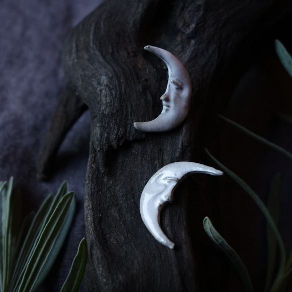 Junclay ”お月さま”　軽量 セラミック　グレー ホワイト　金属アレルギー対応 ピアス イヤリング 月 陶　ムーン 2枚目の画像