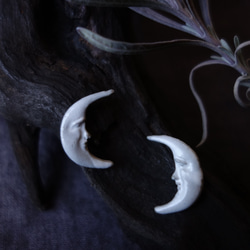 Junclay ”お月さま”　軽量 セラミック　グレー ホワイト　金属アレルギー対応 ピアス イヤリング 月 陶　ムーン 1枚目の画像