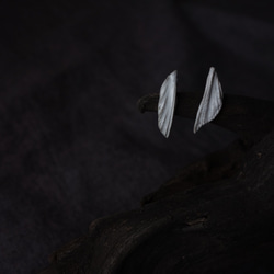 Junclay 翼（ツバサ）　軽量 セラミック　グレー ホワイト　金属アレルギー対応 ピアス イヤリング 陶　羽根 2枚目の画像