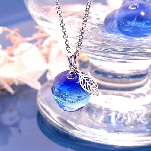 透明な果実 レジン アクセサリー りんご 果実 ピアス キーホルダー ネックレス How to make resin apple jewelry with flowers inside | RESIN