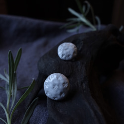Junclay“蕾絲花”輕質陶瓷灰白色金屬抗過敏陶瓷耳環 第2張的照片