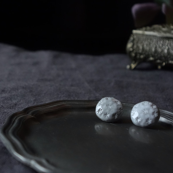 Junclay“蕾絲花”輕質陶瓷灰白色金屬抗過敏陶瓷耳環 第1張的照片