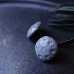 Junclay“蕾絲花”輕質陶瓷灰白色金屬抗過敏陶瓷耳環 第3張的照片