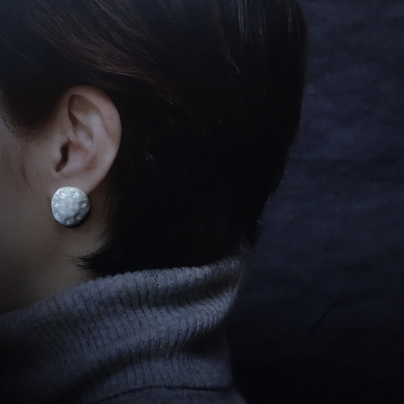 Junclay“蕾絲花”輕質陶瓷灰白色金屬抗過敏陶瓷耳環 第6張的照片