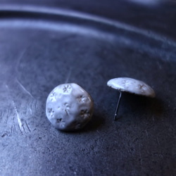 Junclay“蕾絲花”輕質陶瓷灰白色金屬抗過敏陶瓷耳環 第4張的照片