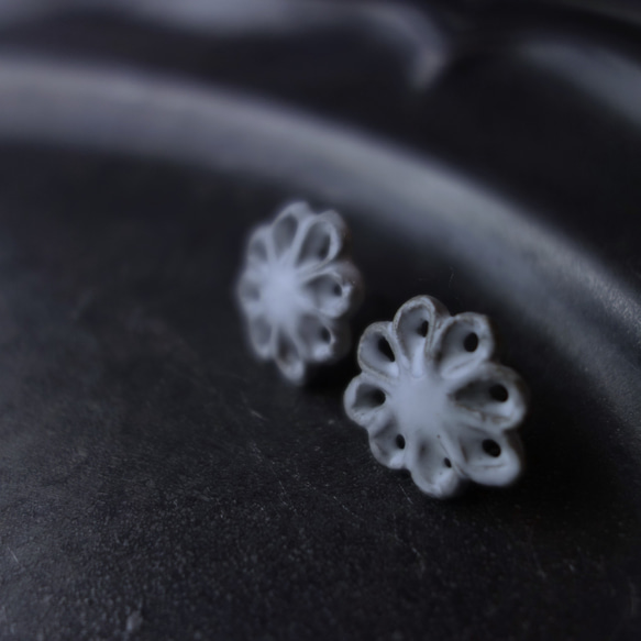 Junclay“洋甘菊”輕質陶瓷灰白色防過敏金屬耳環陶瓷花 第2張的照片