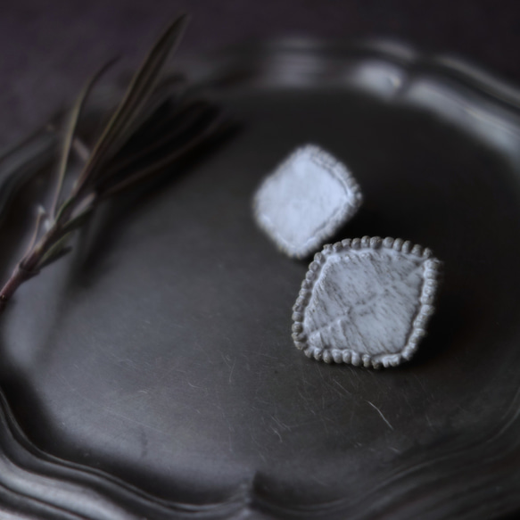 Junclay“印加絲綢”輕質陶瓷灰白色金屬防過敏陶瓷耳環 第1張的照片