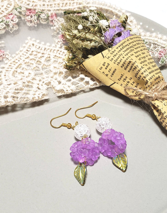 紫陽花とクラック水晶のピアス 2枚目の画像