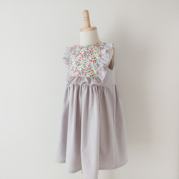 グレー フリル付きノースリーブワンピース