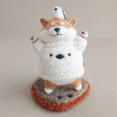 シマエナガとばんざ～い！赤柴犬さんの置物 羊毛フェルト Kirorin-mei