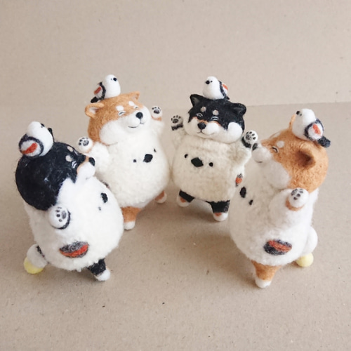 シマエナガとばんざ～い！赤柴犬さんの置物 羊毛フェルト