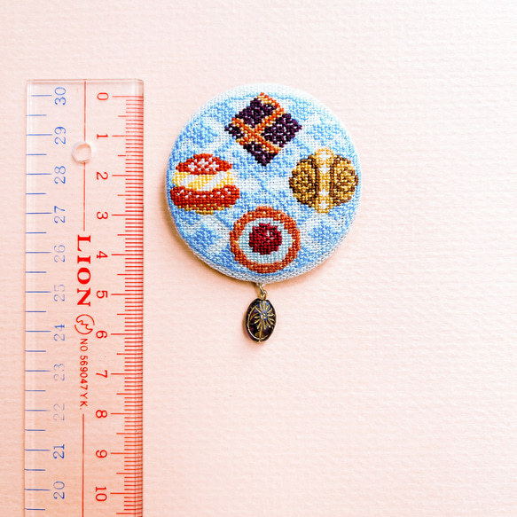 フィンランドの伝統菓子 スイーツ 北欧刺繍くるみボタンブローチ/ヘアゴム シナモンロール セムラ 9枚目の画像