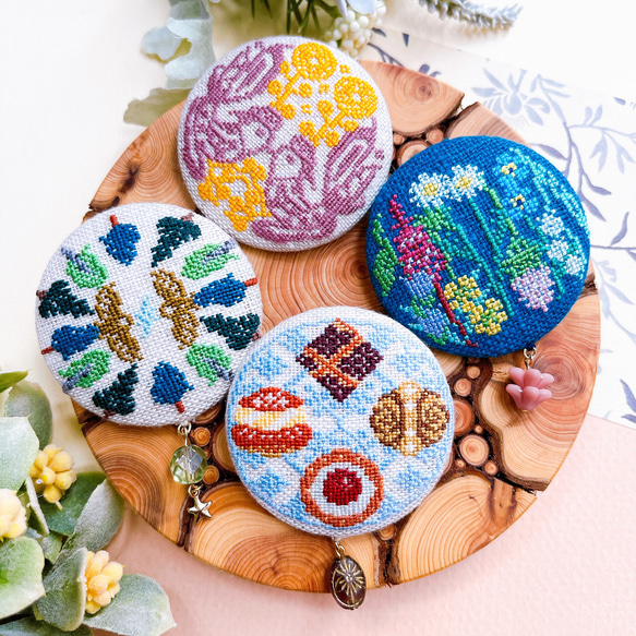 フィンランドの伝統菓子 スイーツ 北欧刺繍くるみボタンブローチ/ヘアゴム シナモンロール セムラ 2枚目の画像