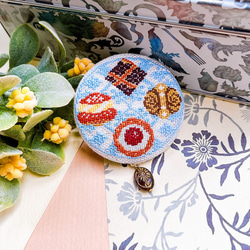 フィンランドの伝統菓子 スイーツ 北欧刺繍くるみボタンブローチ/ヘアゴム シナモンロール セムラ 5枚目の画像