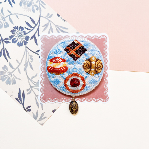 フィンランドの伝統菓子 スイーツ 北欧刺繍くるみボタンブローチ