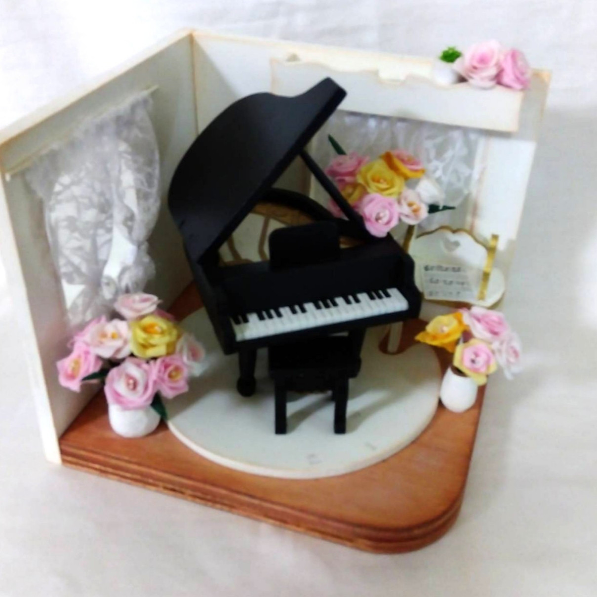 薔薇とピアノ　　　　　ミニチュア