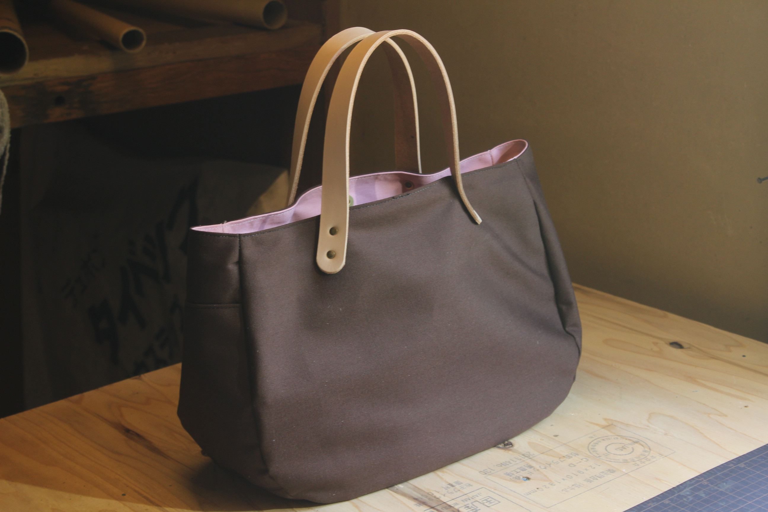 ころんバッグ 横長サイズ　表地ベージュ　裏地ピンク