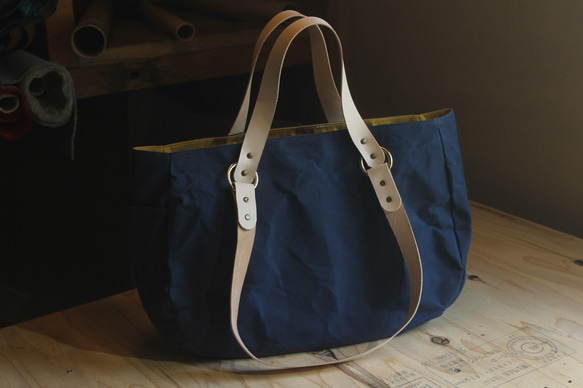 ころんバッグ 横長サイズ　パラフィン帆布　紺　からし　持ち手　肩掛け持ち手付き 1枚目の画像