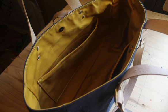 ころんバッグ 横長サイズ　パラフィン帆布　紺　からし　持ち手　肩掛け持ち手付き 3枚目の画像